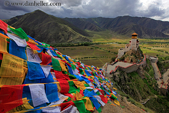 prayer-flags-n-yumbulagang-palace-04.jpg