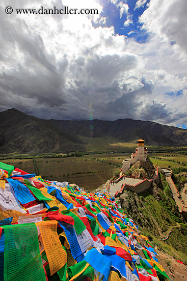 prayer-flags-n-yumbulagang-palace-07.jpg