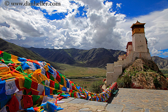 prayer-flags-n-yumbulagang-palace-08.jpg