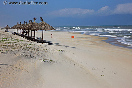 conical-straw-beach-umbrellas-3.jpg