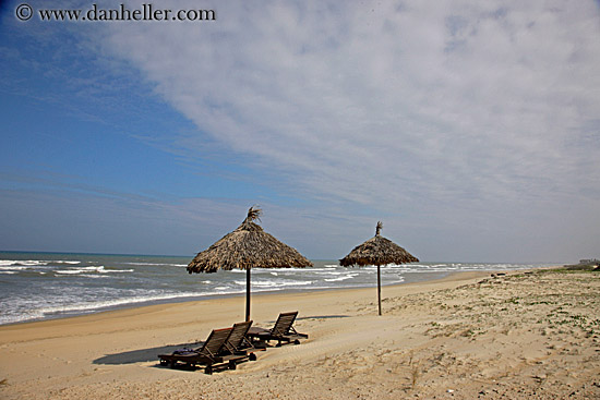 conical-straw-beach-umbrellas-4.jpg