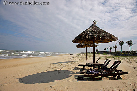 conical-straw-beach-umbrellas-5.jpg