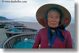 images/Asia/Vietnam/Danang/Beach/fishing-boats-n-old-woman.jpg
