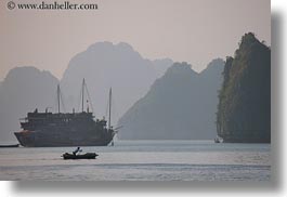 images/Asia/Vietnam/HaLongBay/Boats/Misc/woman-rowing-small-boat-02.jpg
