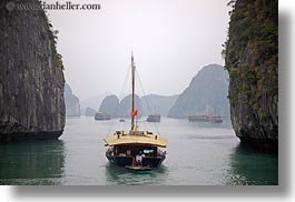 images/Asia/Vietnam/HaLongBay/Boats/SmallBoats/small-boats-02.jpg