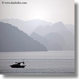images/Asia/Vietnam/HaLongBay/Boats/SmallBoats/small-boats-03.jpg