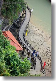 images/Asia/Vietnam/HaLongBay/Misc/people-on-s-shape-walkway.jpg