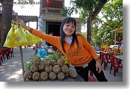 images/Asia/Vietnam/HaLongBay/People/girl-in-orange-sweater-3.jpg