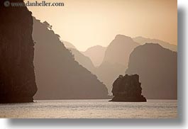 images/Asia/Vietnam/HaLongBay/Sunset/hazy-mtns-n-ocean-4.jpg