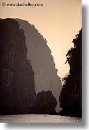 images/Asia/Vietnam/HaLongBay/Sunset/hazy-mtns-n-ocean-5.jpg