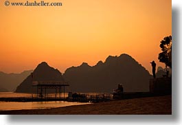images/Asia/Vietnam/HaLongBay/Sunset/photographer-silhouettes-1.jpg