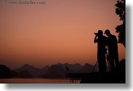 images/Asia/Vietnam/HaLongBay/Sunset/photographer-silhouettes-2.jpg