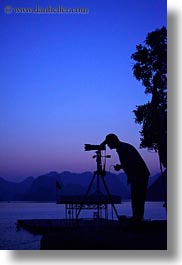 images/Asia/Vietnam/HaLongBay/Sunset/photographer-silhouettes-5.jpg