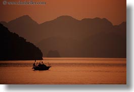 images/Asia/Vietnam/HaLongBay/Sunset/small-boat-n-sunset.jpg