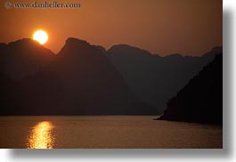 images/Asia/Vietnam/HaLongBay/Sunset/sunset-n-mtns-01.jpg
