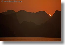 images/Asia/Vietnam/HaLongBay/Sunset/sunset-n-mtns-03.jpg