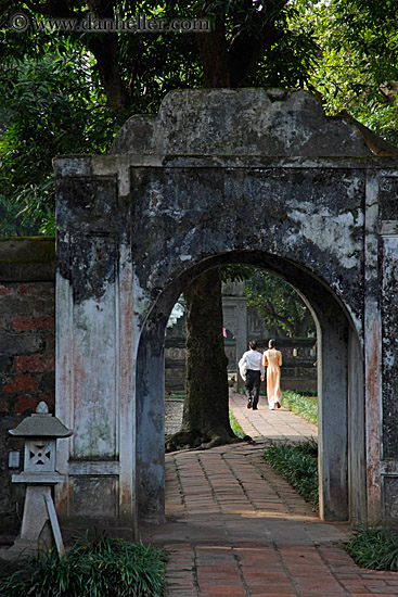 couple-walking-thru-archway-2.jpg