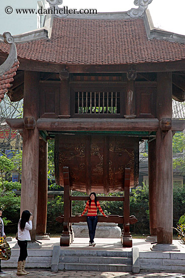 girls-at-drum-bldg.jpg