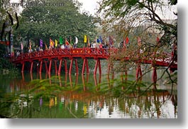 images/Asia/Vietnam/Hanoi/Lake/people-crossing-red-bridge-4.jpg