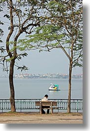 images/Asia/Vietnam/Hanoi/Lake/ppl-n-lake-n-trees-1.jpg