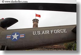 images/Asia/Vietnam/Hanoi/MilitaryHistoryMuseum/american-air-force-plane-n-vietnamese-flag-3.jpg