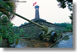 images/Asia/Vietnam/Hanoi/MilitaryHistoryMuseum/gun-n-tower-w-flag.jpg