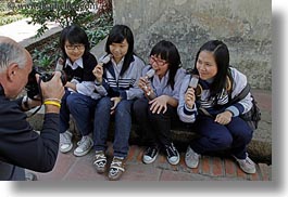 images/Asia/Vietnam/Hanoi/People/Women/teenage-girs-w-ice_cream-3.jpg
