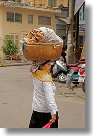 images/Asia/Vietnam/Hanoi/People/Women/woman-carrying-wicker-basket-on-head.jpg