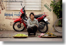 images/Asia/Vietnam/Hanoi/People/Women/woman-w-don_ganh-2.jpg