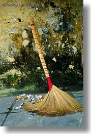images/Asia/Vietnam/HoiAn/Art/leaning-broom-02.jpg