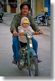 images/Asia/Vietnam/HoiAn/Bikes/man-n-toddler-on-moped-2.jpg