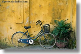 images/Asia/Vietnam/HoiAn/Bikes/old-bike-n-yellow-wall-02.jpg