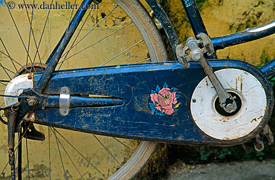 old-bike-n-yellow-wall-04.jpg