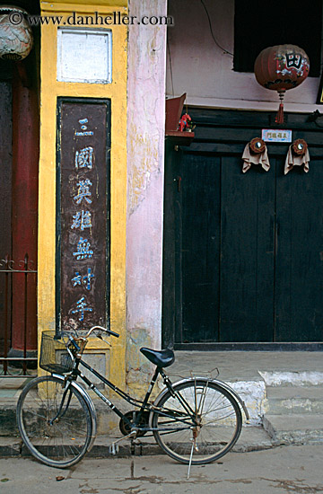 old-bike-n-yellow-wall-05.jpg