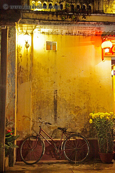 red-bike-n-yellow-wall-at-nite.jpg