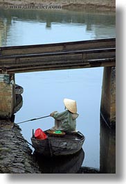 images/Asia/Vietnam/HoiAn/Boats/fisherman-under-bridge-2.jpg