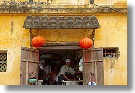images/Asia/Vietnam/HoiAn/Buildings/cooks-inside-cafe.jpg