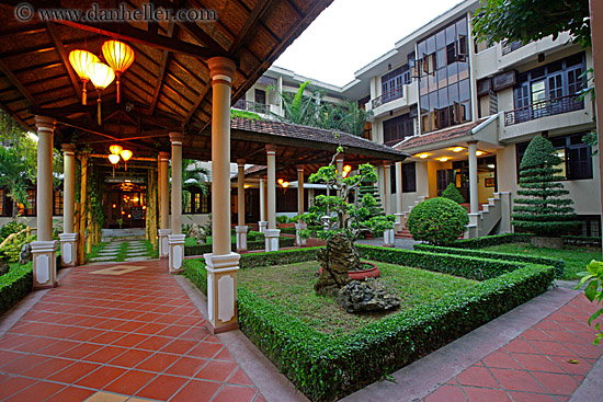 HoiAn-hotel-garden-01.jpg