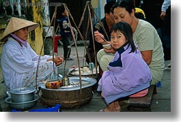 images/Asia/Vietnam/HoiAn/People/Kids/girl-eating-with-women.jpg