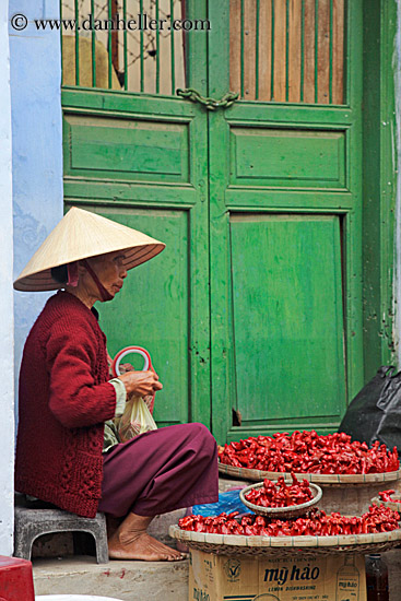 woman-selling-red-peppers-1.jpg