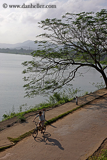 bicycles-by-lake-4.jpg