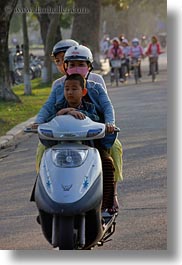 images/Asia/Vietnam/Hue/Bikes/family-on-motorcycle-2.jpg