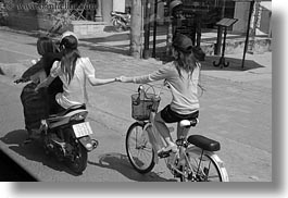 images/Asia/Vietnam/Hue/Bikes/motorcycle-girls-holding-hands-1.jpg