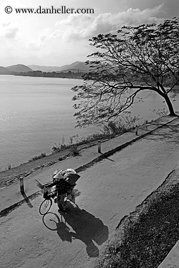 woman-conical-hat-n-bike-3.jpg