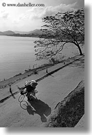 images/Asia/Vietnam/Hue/Bikes/woman-conical-hat-n-bike-3.jpg