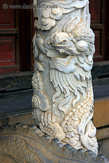 dragon-pole-bas_relief.jpg