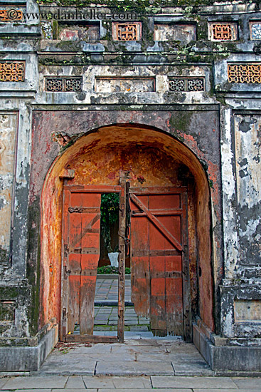 old-broken-wood-door-arch-2.jpg