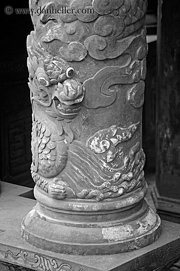 dragon-pole-bas_relief-bw.jpg