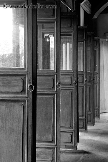 hoa_khiem-palace-shutter-doors-3-bw.jpg