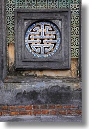 images/Asia/Vietnam/Hue/KhaiDinh/TuDucTomb/round-ornate-window-2.jpg